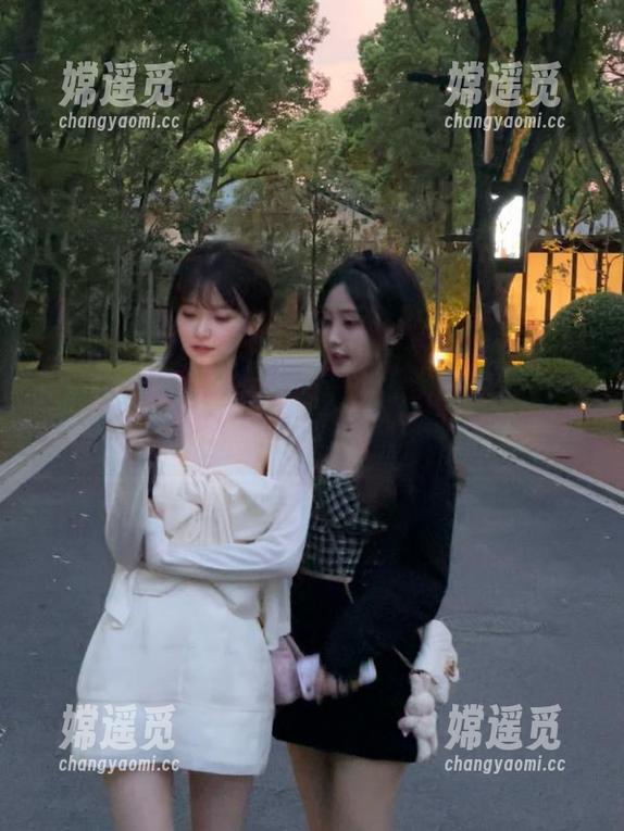 想知道男生们都在吃什么瓜？快来黑料不打烊app的吃瓜线路！